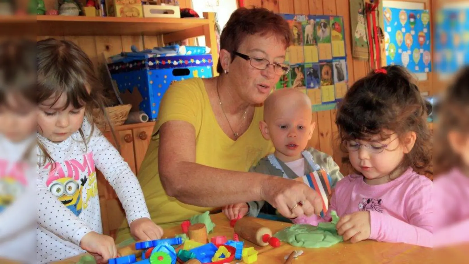 Lernen für den Kindergarten: Erzieherin Doris Hofauer kümmert sich seit zwei Jahren um die Kleinen in der Rappelkiste. Hier werden Kinder bis zu ihrem Eintritt in den Kindergarten betreut. (Foto: us)
