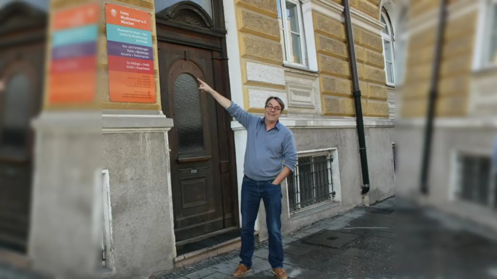 Geschäftsführer Felix Büchner vor dem Freien Musikzentrum, wo die Besucher am Tag der offenen Tür unter anderem eine deutsche Sackpfeife aus der Renaissance ausprobieren können.	 (Foto: js /VA)