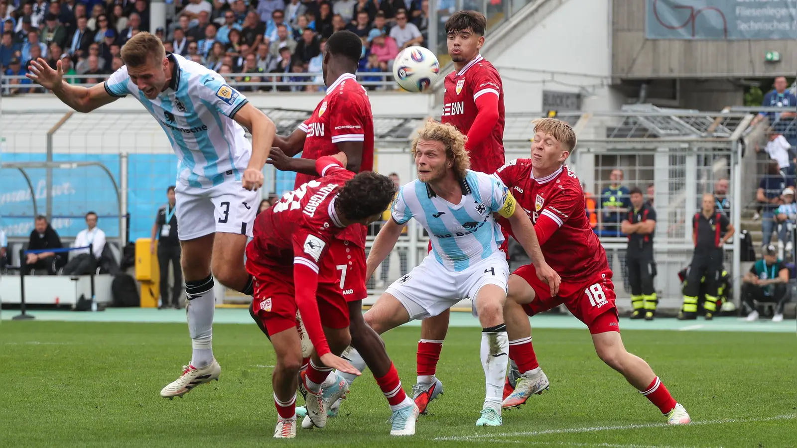 Intensives Duell: Blau gegen Rot. (Foto: Anne Wild)