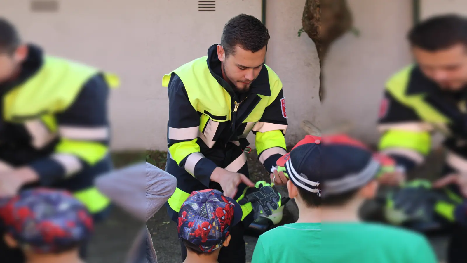 Begeisterte Zuhörer: "Bufdi" Tim bei der Präventionsarbeit im Kindergarten. (Foto: Freiwiillige Feuerwehr München)