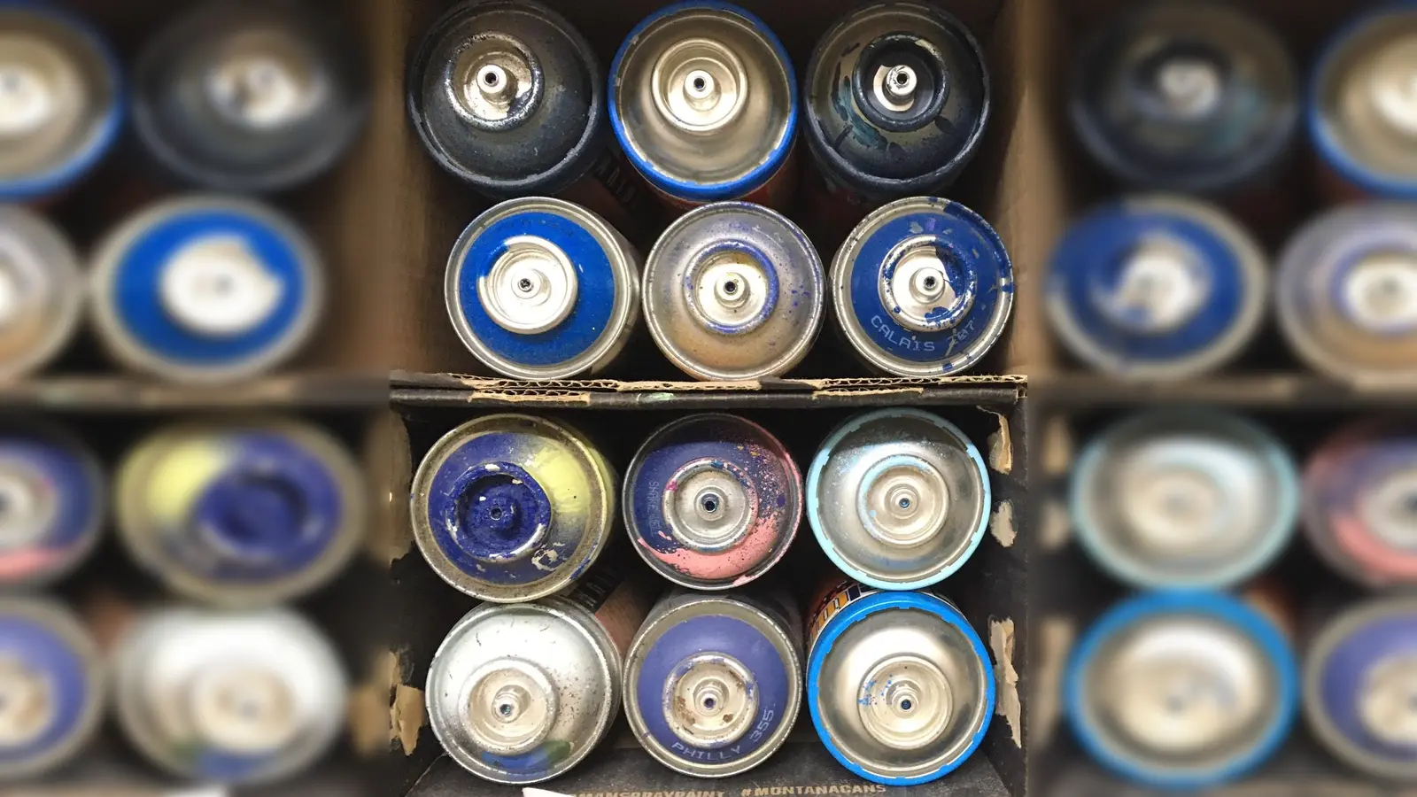 Farbe auf Knopfdruck: Sprühdosen gehören zu den Utensilien von Graffitikünstlerinnen und Künstlern. (Foto: lsc)