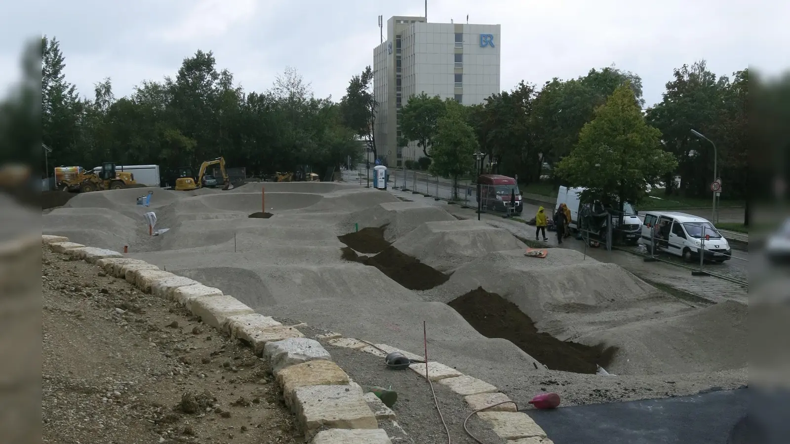 Die neue Pumptrack-Anlage in Unterföhring, hier im Bau, wird am 24. November eingeweiht. (Foto: Gemeinde Ufg/bäu)