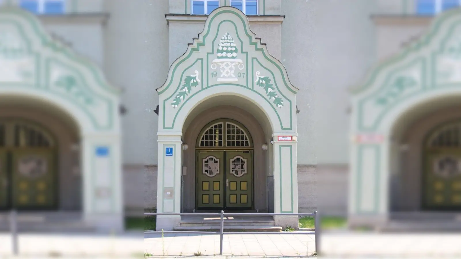 Das Portal der Gotzingerschule, die im Jugendstil entworfen wurde. (Foto: Jenkin-Jones)