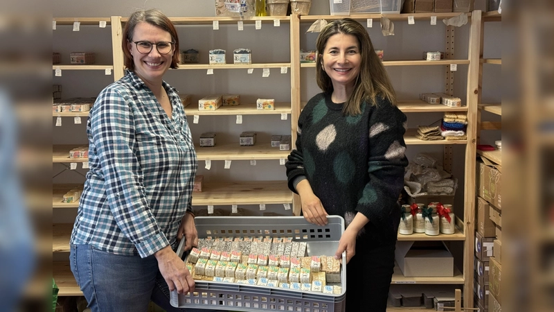 „Die Zwischennutzung ermöglicht mir, mein Start-up auszubauen”, freut sich Daniela Elbs über die von Naciye Özsu (rechts) initiierte Zwischennutzung. (Foto: pr)