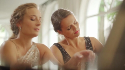 Die beiden Pianistinnen Anna Buchberger und Henriette Zahn verbindet neben einer langjährigen Freundschaft seit 2014 eine intensive Duo-Tätigkeit. Wichtige Impulse und Inspiration erhalten sie vom Klavierduo Tal &amp; Groethuysen. Im Sommer 2016 wurden die beiden Pianistinnen Preisträgerinnen der Sommerakademie Mozarteum Salzburg.  (Foto: pr)