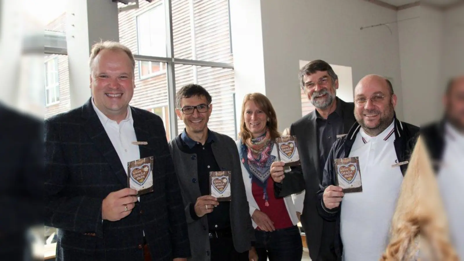 „Es ist unser gemeinsames Ziel, uns für eine sichere Wiesn für alle einzusetzen.“ Landrat Christoph Göbel, Marcus Fink vom Kreisjugendring, Birgit Treml von Condrobs, Schulleiter Hendrik Rehn und Oliver Kahl vom Landratsamt (von links) mit den Ansteckern „Wiesn-Gentleman” beim Auftakt der Präventionsaktion im Gräfelfinger Kurt-Huber-Gymnasium. (Foto: us)
