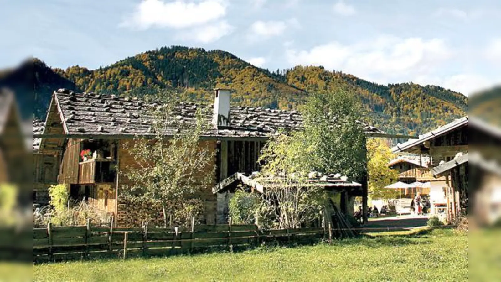 Bei jedem Wetter einen Besuch wert: Das altbayrische Dorf am Schliersee ist Dienstag bis Sonntag von 10 Uhr bis 17 Uhr geöffnet. Der Bahnhof Fischhausen-Neuhaus ist nur 3 Gehminuten entfernt.	 (Foto: Markus Wasmeier Freilichtmuseum)