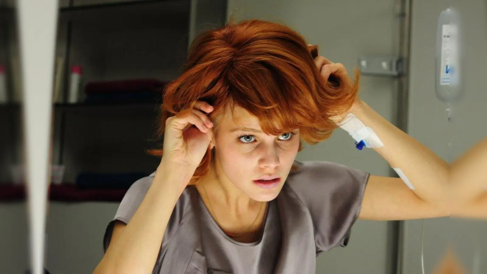 Die 21-jährige Sophie (Lisa Tomaschewsky) wird krank. Aber sie rebelliert gegen den Krankenhausalltag: Sie will ihr Leben genießen, ihre Träume leben, feiern, lachen, flirten, Sex - einfach auf nichts verzichten. Perücken werden dabei zu ihrem neuen Lebenselixier.  „Heute bin ich blond” ist die Verfilmung des autobiografischen Bestsellers von Sophie van der Stap, die den Weg einer jungen Frau erzählt, die trotz Krebserkrankung nicht aufgibt und einfach weiterleben will. (Foto: Universum Film)