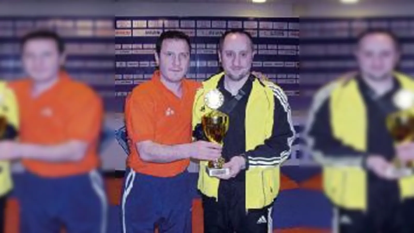 Die Erfolgstrainer Necdet Bayraktar und Bülent Koley mit dem Pokal für den zweiten Platz der Mannschaftswertung.	  (Foto: VA)