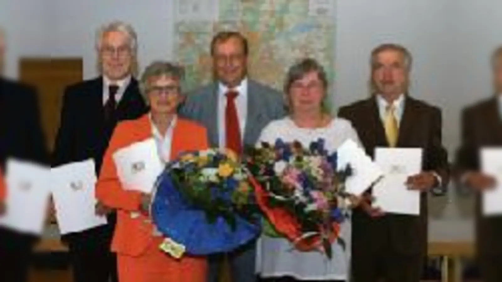 Landrat Heiner Janik überreicht das Ehrenzeichen: (v.l.): Manfred Solbrig, seine Frau Pia Solbrig, Landrat Heiner Janik, Asta Petersen und Josef Mutz.	 (Foto: VA)