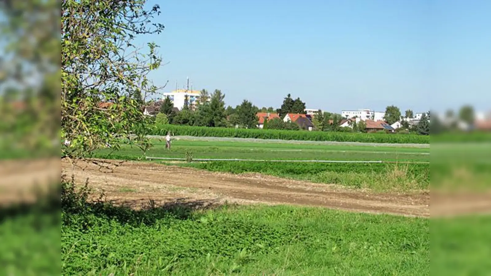 Noch ist eine Gärtnerei auf der Fläche des Neubaugebiets. Droht der Hochäckerstraße durch die neuen Bewohner der Verkehrsinfarkt?	 (Foto: bus)