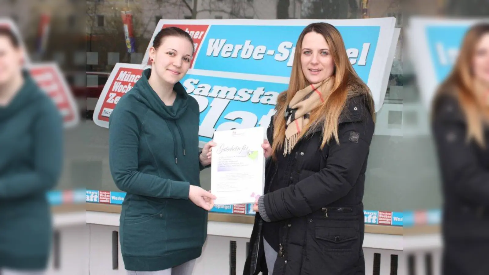 Jasmin Seidl (von den Münchner Wochenanzeigern überreichte Marija Michelini (rechts) den Hotel-Gutschein für ihr Sarma-Rezept. (Foto: job)