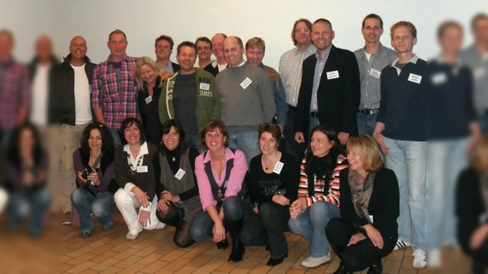 Das erste Ü40-Schülertreffen im Restaurant der Eisporthalle West im vergangenen Jahr zog rund 150 Ehemalige an, wie hier die Schererschüler aus dem Jahrgang 1966. (Foto: privat)