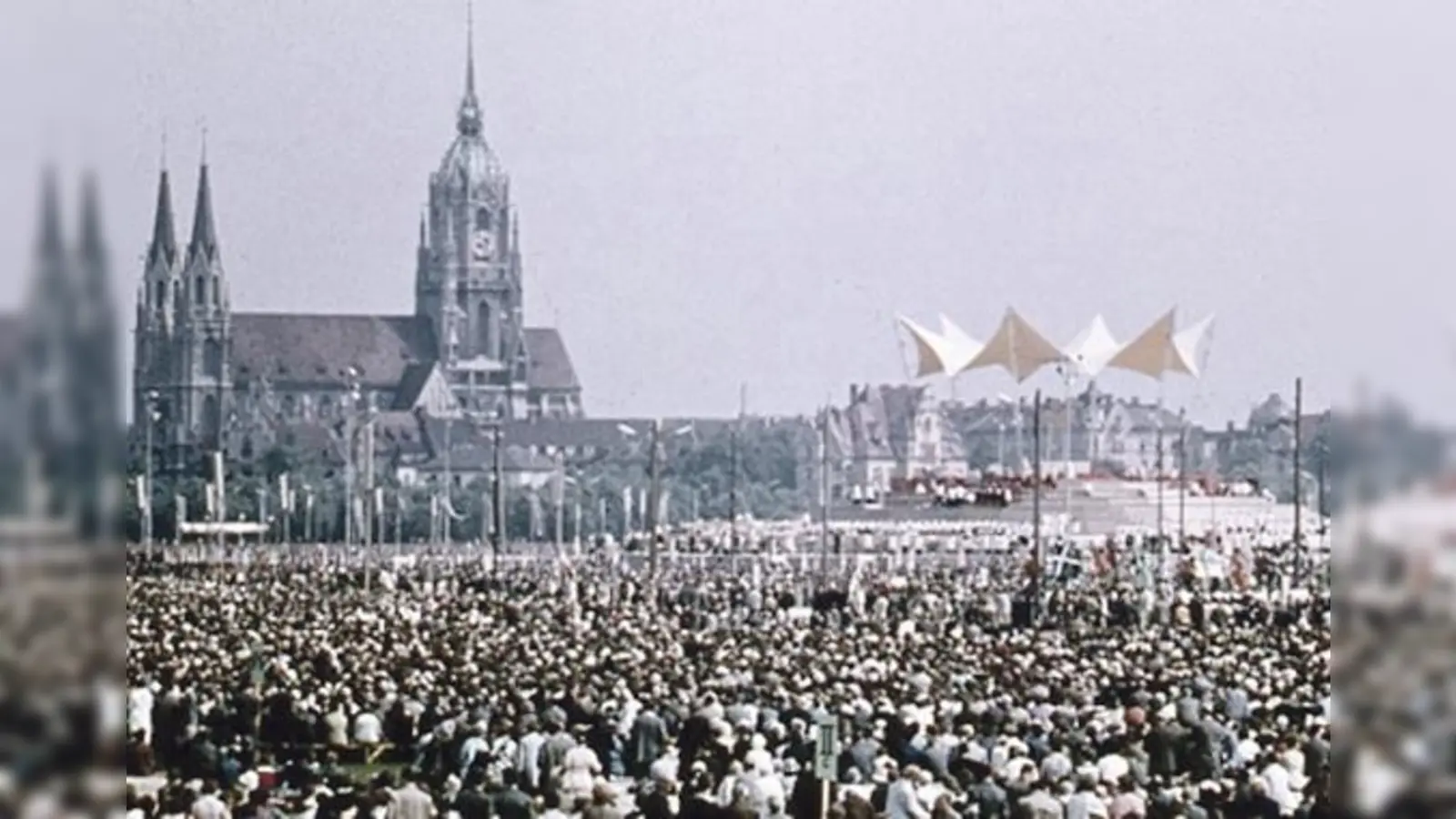 Schlussgottesdienst des Eucharistischen Weltkongresses auf der Theresienwiese am 7. August 1960.    (Foto: Graficor-Verlag)