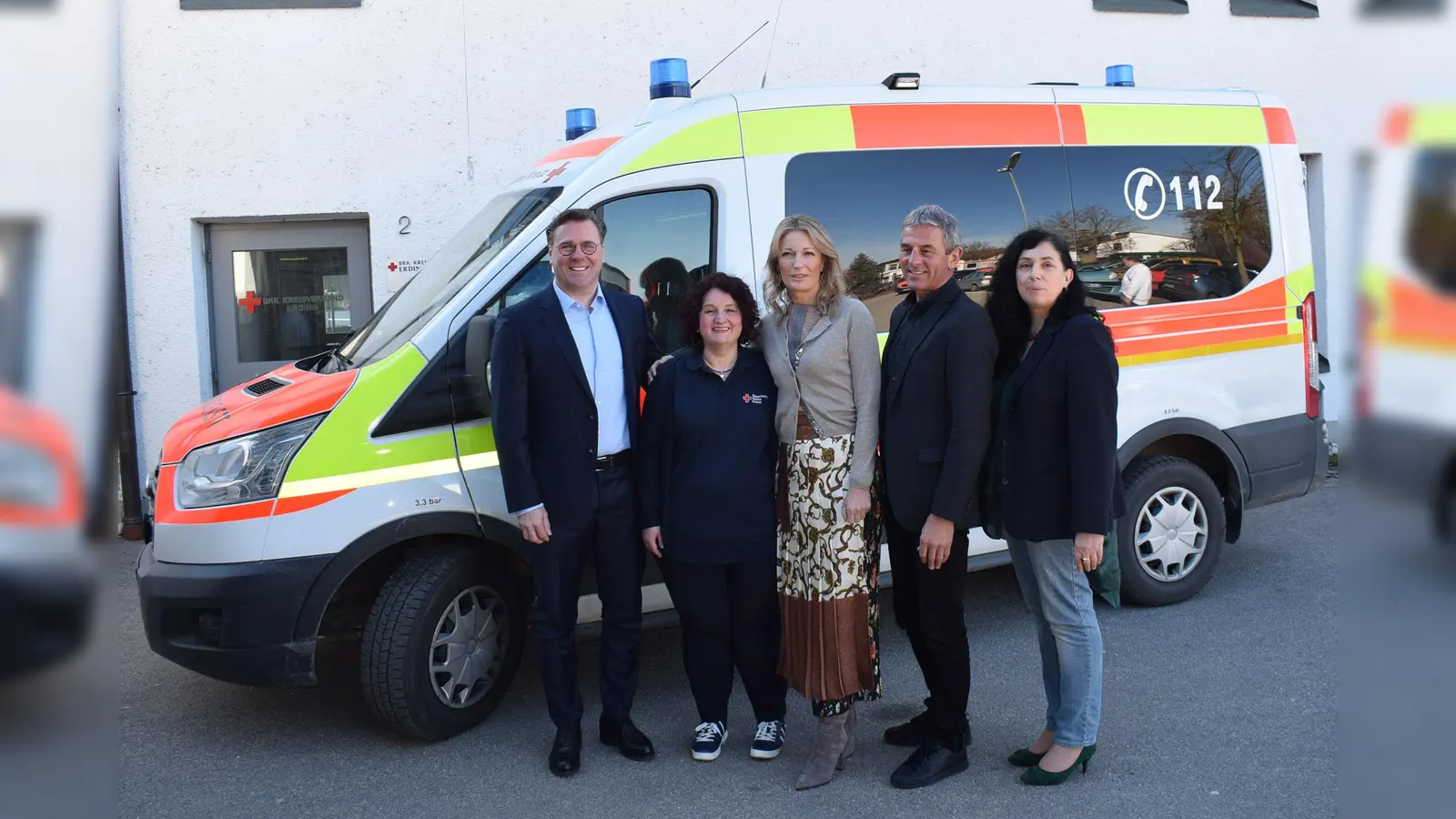 Jürgen Loher (BRK-KV Erding), Initiatorin Iris Menzinger, Schirmherrin Monika Gruber, BRK-Vorsitzender Franz Hofstetter und BRK-Kreisgeschäftsführerin Gisela van der Heijden (v. li.) ziehen im Namen der Menschlichkeit am selben Strang. (Foto: Danuta Pfanzelt)