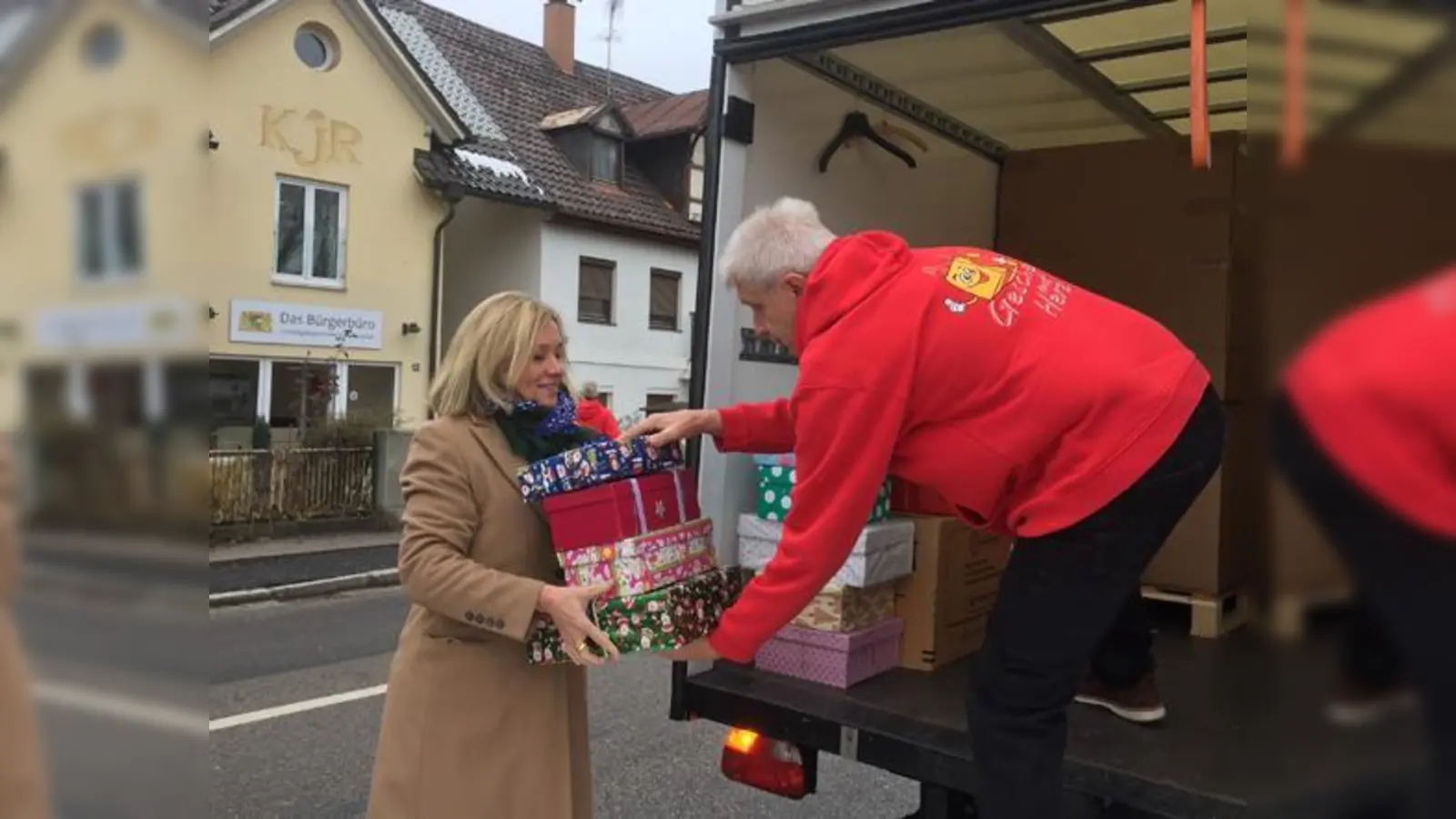Auch die Ebersberger Landtagsabgeordnete Doris Rauscher unterstützt die Aktion „Geschenke mit Herz”. Packerl können bei ihr im Bürgerbüro abgegeben werden.  (Foto: SPD-Bürgerbüro)
