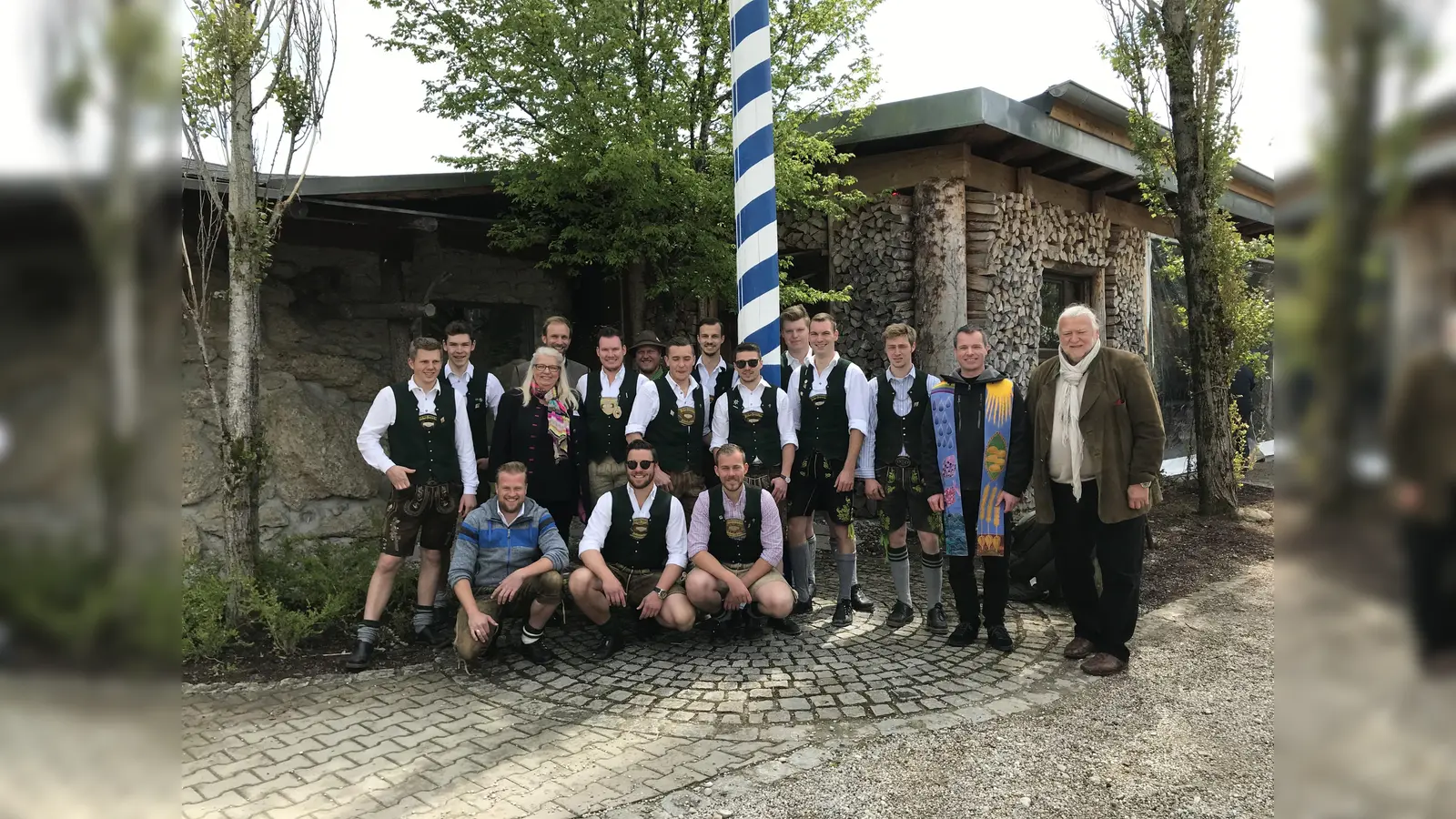 Anton Schrobenhauser (r.). Pfarrer Axel Windecker (2. v. r.), Stiftungsleiterin Sabine Emmerich sowie die tatkräftigen Birker Burschen beim Maifest der kids to life Stiftung. (Foto: hw)
