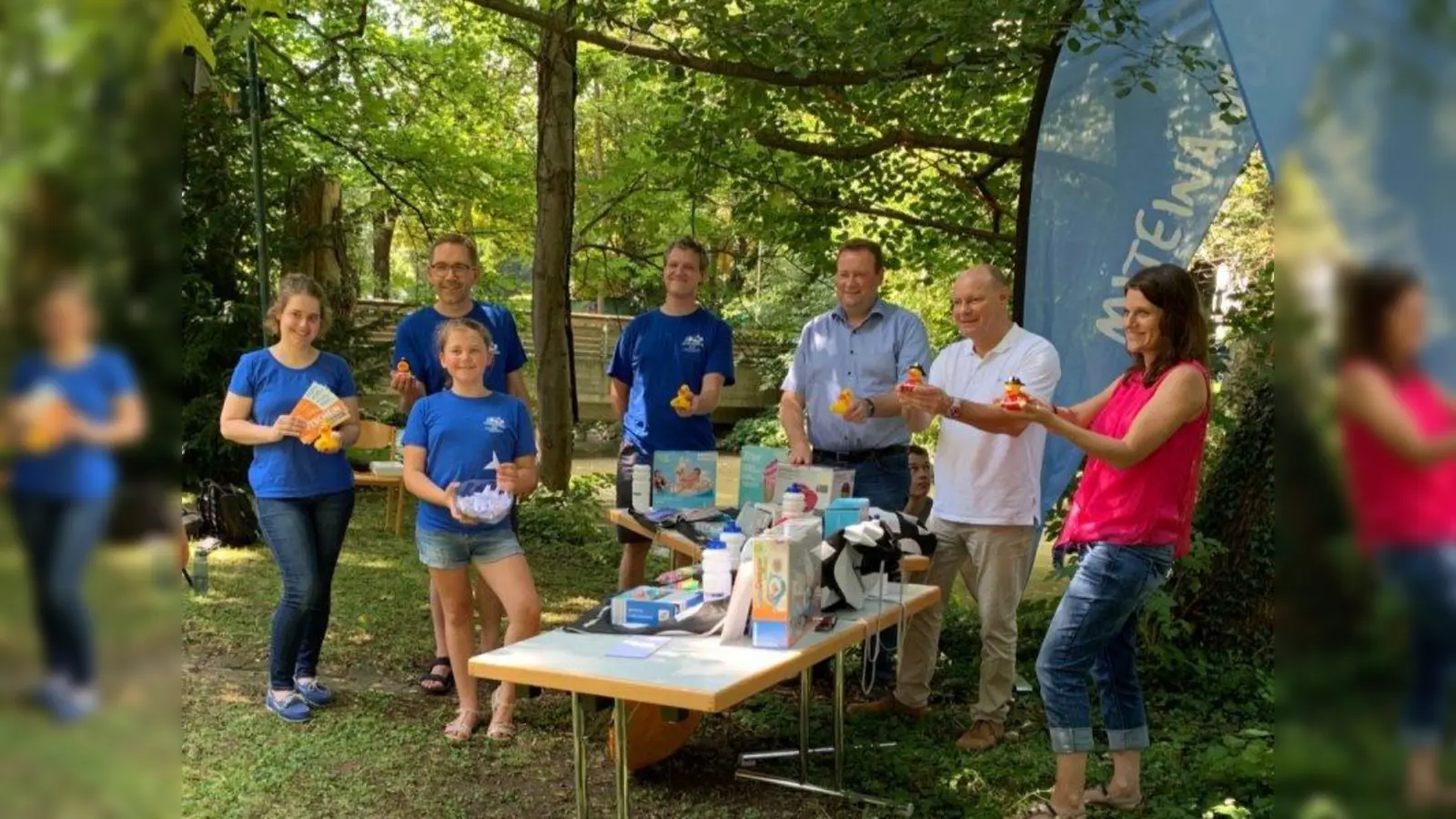 25 Enten machten das Rennen 2020 – allerdings coronabedingt nur per Los. Von links: Rebecca Baur und Daniel Kleindienst mit Anna vom Verein Miteinander, Vereinsvorsitzender Alexander Wittmar, Bürgermeister Peter Köstler aus Gräfelfing und Bürgermeister Hermann Nafziger aus Planegg sowie die neue Diakonin Stefanie Hollitzer nach der Ziehung. (Foto: N. Rasor)