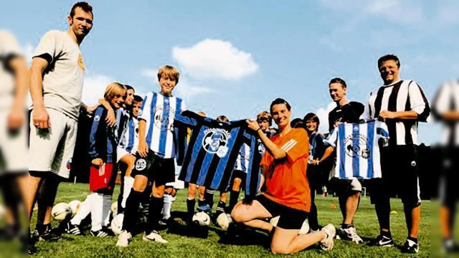 Freuten sich mit den Gerner Jung-Fußballern und ihrem Trainer Michael Franke (re.): Mitglieder der Band Schandmaul (v. li. Matthias Richter, Birgit Muggenthaler-Schmack und Stefan Brunner).	 (Foto: Heiko Trurnite)