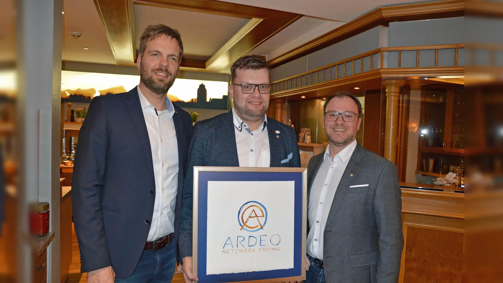 Ardeo hat ein neues Logo. Eine künstlerische Ausgestaltung erhielt der aus dem Amt geschiedene Kassenwart Manfred Kroha, der dem Netzwerk nicht allein deshalb verbunden bleiben wird. (Foto: VA)