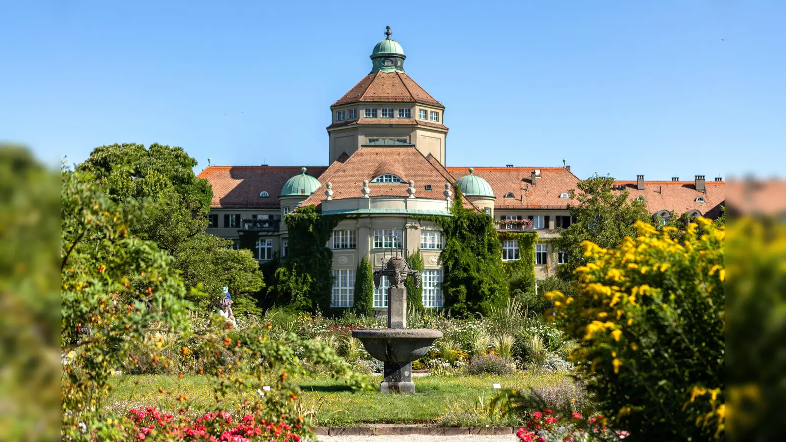 Das Botanische Institut thront im Botanischen Garten. (Foto: BotMuc_Max Winkler)