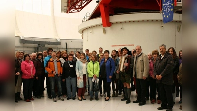 Die Verwaltungsgemeinschaft Steingaden/Wildsteig beim Besuch im Radom; neben Landrätin Andrea Jochner-Weiß (blaue Jacke) steht Gerti Wagner (grüne Jacke). (Foto: Radom Raisting GmbH)