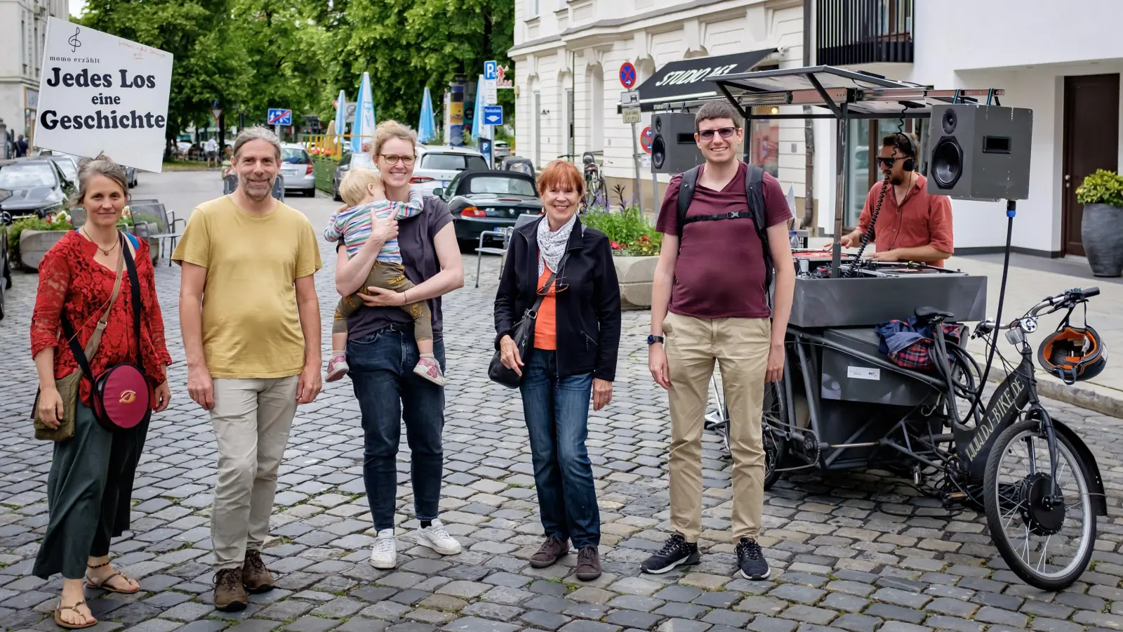 Die „Sommerstraße“ wurde mit Musik vom DJ-Bike und Geschichten von Momo Heiß (links im Bild) eröffnet. Organisiert wurde die Eröffnungsfeier vom örtlichen Bezirksausschuss. Im Bild von links: Nikolai Lipkowitsch, Anna Lena Mühlhäuser, Doris Werthmüller und Jörn Retterath. (Foto: Fabian Norden)