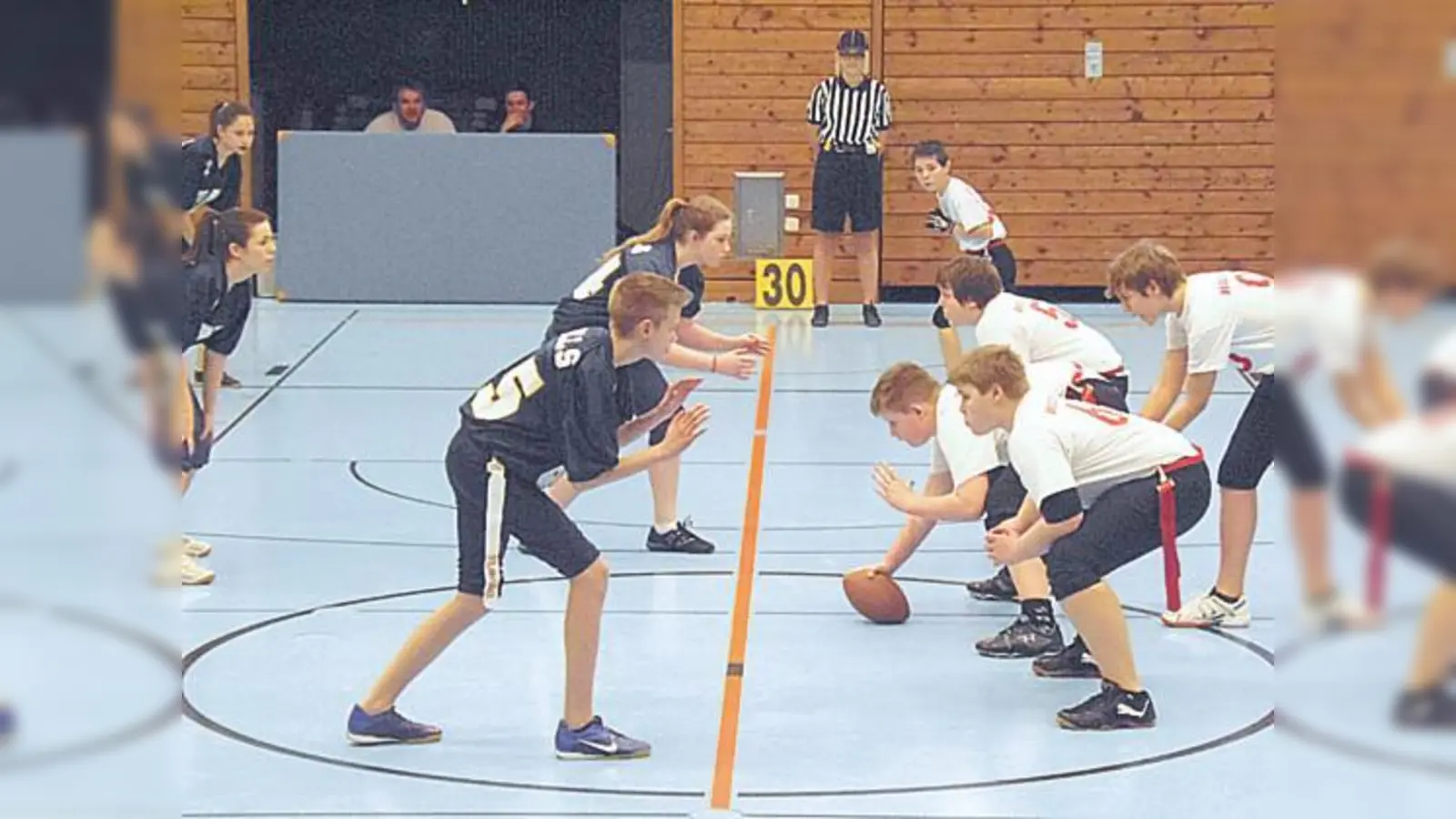 Die Bulls in blauen Shirts warten auf den Angriff der Wildkatzen.  (Foto: Verein)