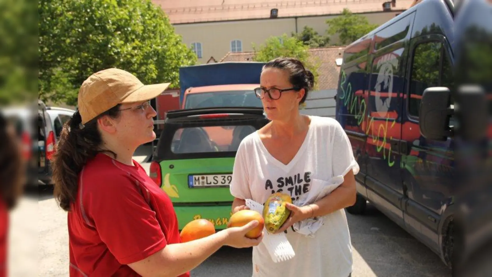 „Die Not ist groß und wächst. Da kann man nicht still zusehen.” Nino Ketschagmadse (l.) erhält Obstspenden  von Marktfrau Sonja Lill. (Foto: us)