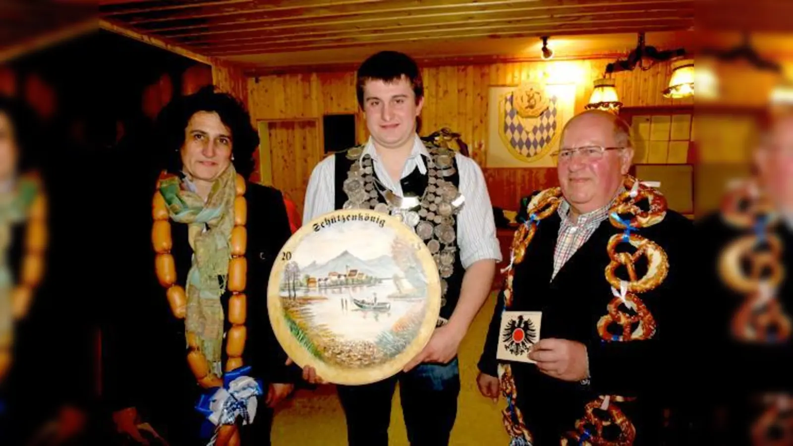 Doris Weigl, Maximilian Weigl, Nikolaus Kurz: Bei der Siegerehrung der Römerschützen.	 (Foto: privat)