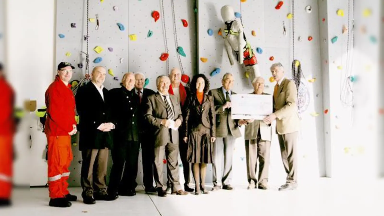 Erwin Stolpe (2. v. r.), Leitender Arzt, darf sich über einen Betrag von 1.000 Euro freuen. Der Vorsitzende des Fördervereins »Christoph 1«, Rolf Zeitler (5. v. l), sieht den Standort in Harlaching bestens ausgestattet.  (Foto: mst)