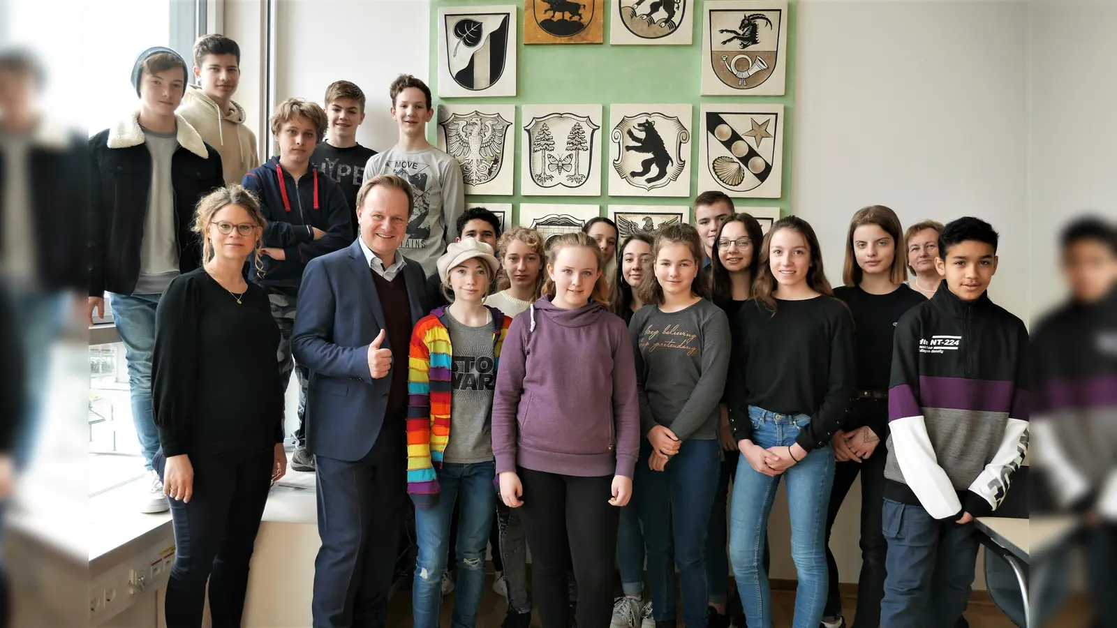 Ein Gruppenfoto der Schüler mit Landrat Robert Niedergesäß und Eva-Maria Berninger. (Foto: LRA)