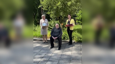 Der Jubilar Alfred Dorsch mit der stellvertretenden Ebersberger Landrätin Magda Föstl (links) und Anzings Bürgermeisterin Kathrin Alte. (Foto: privat)