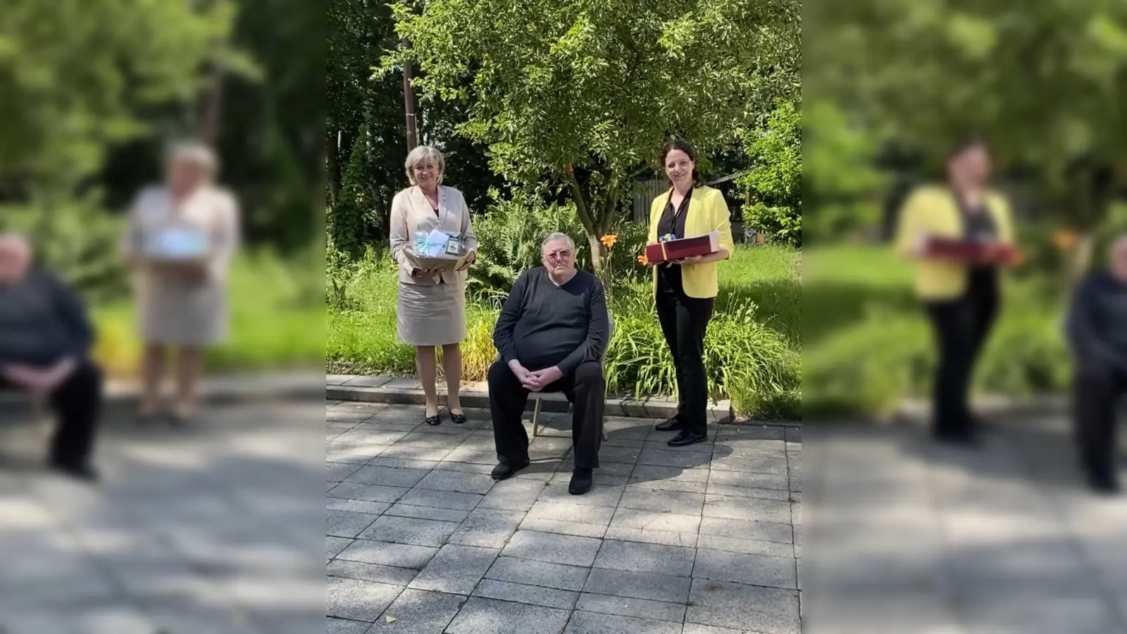 Der Jubilar Alfred Dorsch mit der stellvertretenden Ebersberger Landrätin Magda Föstl (links) und Anzings Bürgermeisterin Kathrin Alte. (Foto: privat)