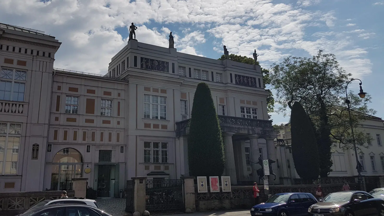 Vor der Villa Stuck beginnt die Führung, die durch Bogenhausen und Haidhausen geht. (Foto: bas)