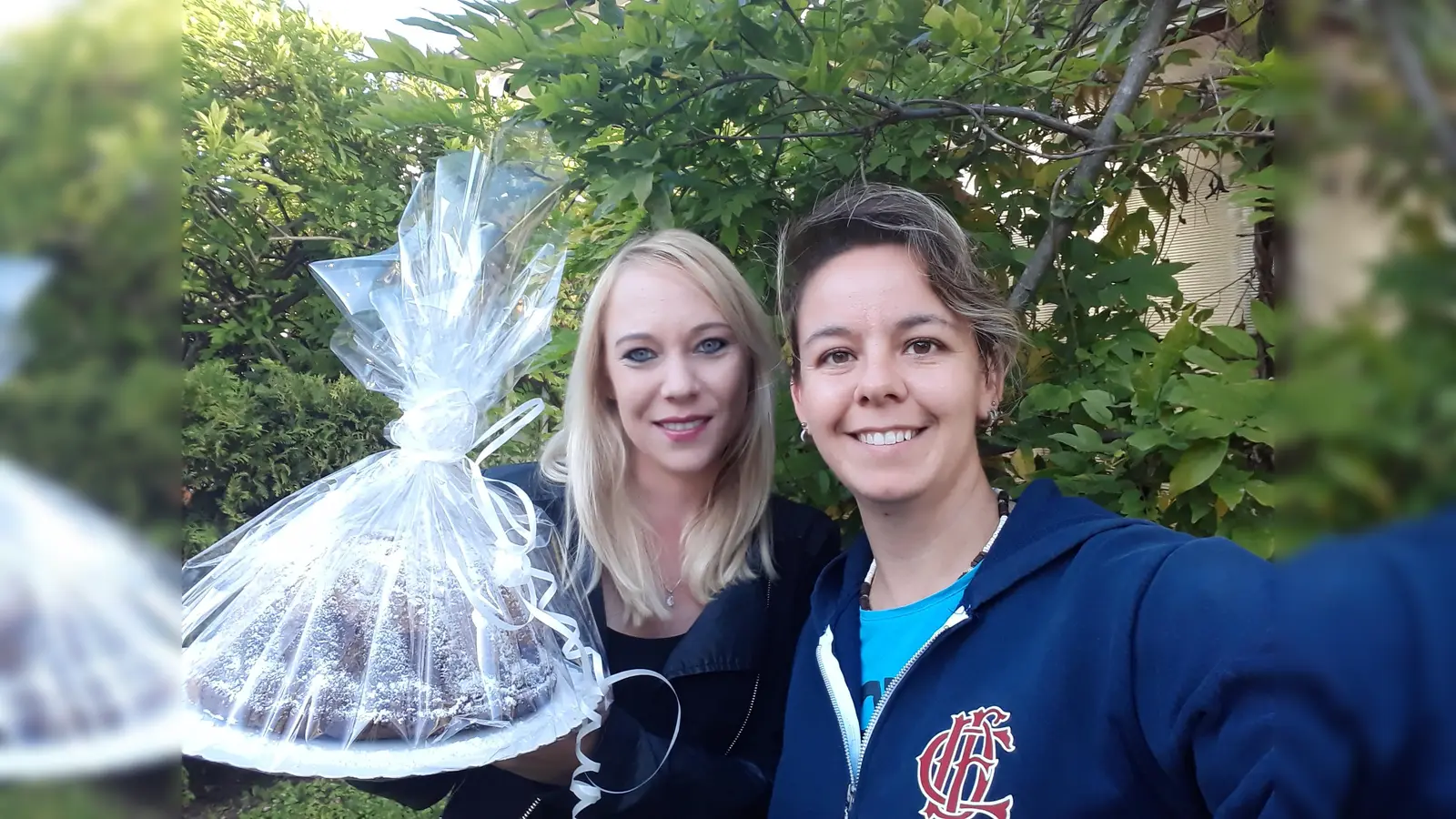 Marina Heuer und Katrin Schneid bedanken sich im Namen der Kinderfeuerwehr Riedmoos. (Foto: VA)
