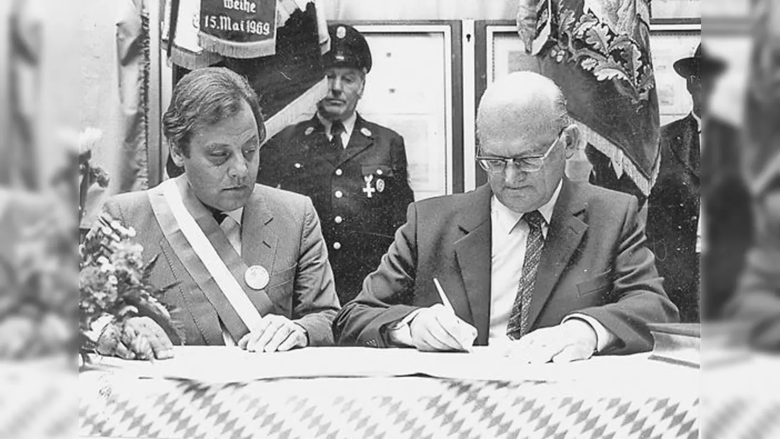Bürgermeister Roland Povinelli (li.) und Martin Berger unterzeichnen die Partnerschaftsurkunde zwischen Allauch und Vaterstetten.  (Fotos: Gemeinde)