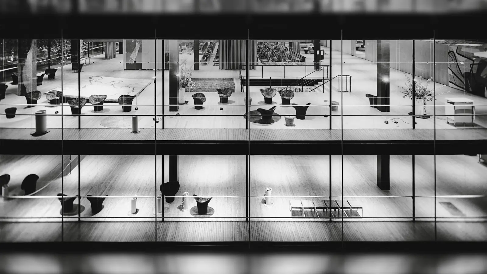 Reflexion – im Wortsinn oder sinnbildlich verstanden – ist das Thema der Ausstellung in der Barer Straße 40. Hier ein Bild von Sep Ruf und Egon Eiermann mit dem Titel „Deutscher Pavillon”, Brüssel, 1958.  (Foto: Georg Pollich, 1958 Architekturmuseum der TUM)