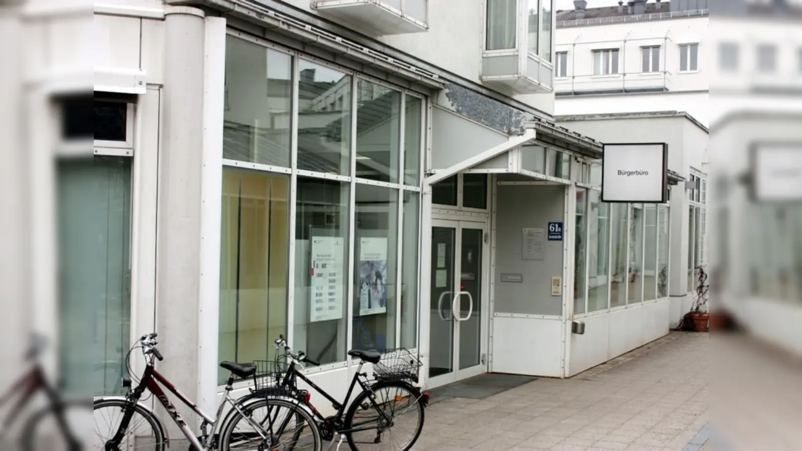 Das Bürgerbüro befindet sich neben der Stadtbibliothek mitten im Stadtteilzentrum. (Foto: job)
