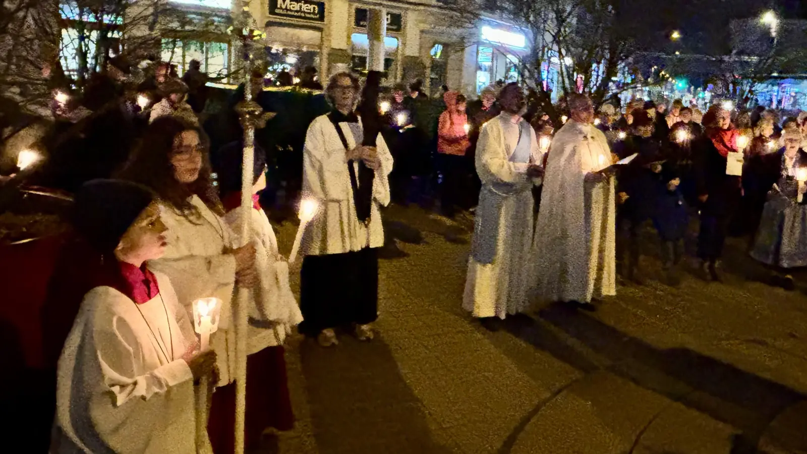 Lichterprozession mit Fahnenabordnungen: die Pfarrei Maria Schutz und die Pasinger Vereine feierten „ihre Mariensäule” auf dem Pasinger Marienplatz. (Foto: Ulrike Seiffert)