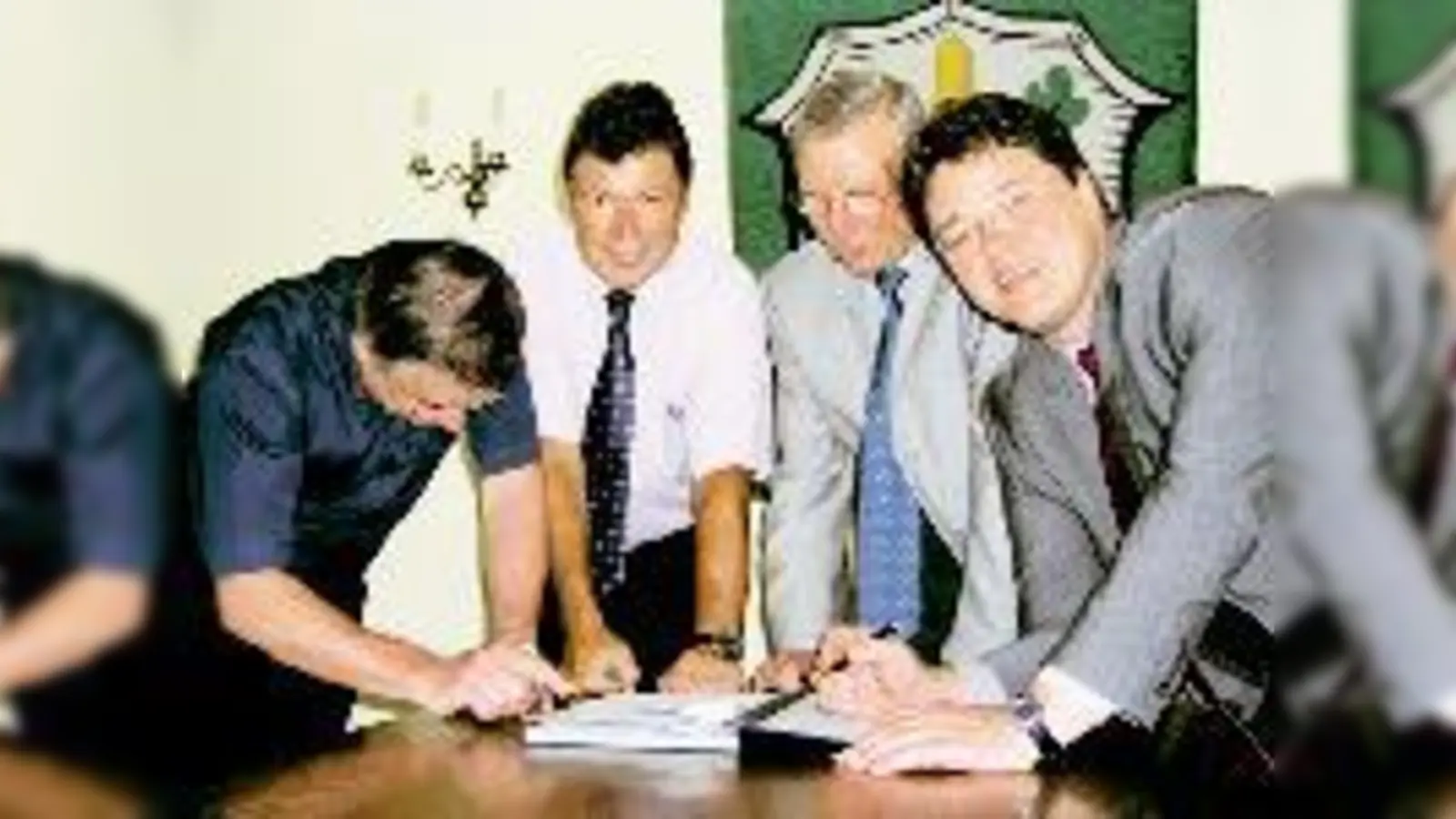 Den Vertrag über den Betrieb eines Waldkindergartens unterzeichnen gemeinsam (v.l.): M. Wagmann, E. Klostermeier, B. Maier und T. Loderer.	 (F.: Schwarz-Mehrens)