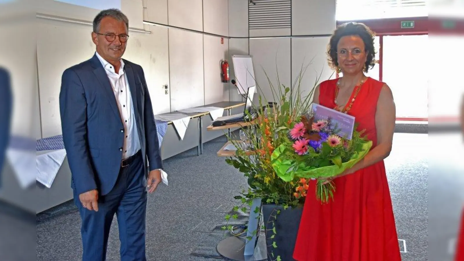 Neue Aufgabe: Landrat Thomas Karmasin mit Schulamtsdirektorin Bettina Betz, ehemalige Fachliche Leiterin des Staatlichen Schulamts Fürstenfeldbruck bei der kleinen Verabschiedungsfeier im Landratsamt Fürstenfeldbruck. (Foto: Landratsamt Fürstenfeldbruck)