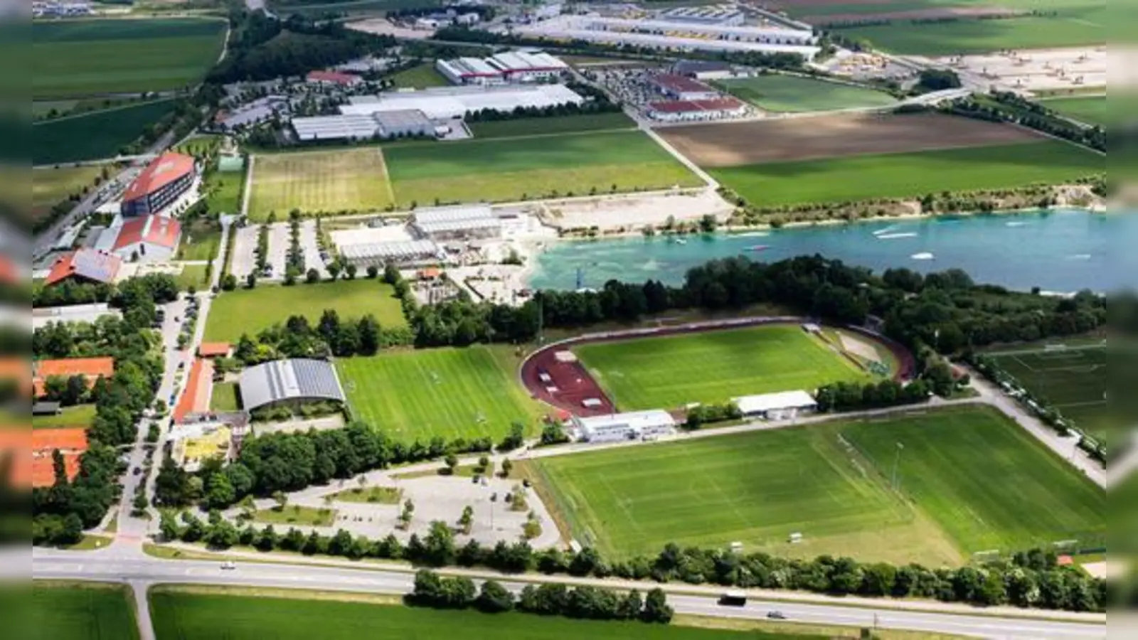 Das neue Aschheimer Gymnasium soll im Süden der Gemeinde gebaut werden, neben Sportpark und St.-Emmeram-Realschule (oben links).  (Foto: Raupach, CC BY-SA 3.0)