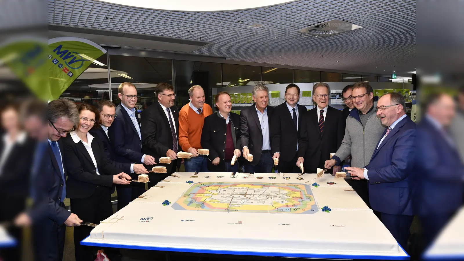 Am Marienplatz begrüßten MVV-Gesellschafter und Verkehrsunternehmen am Sonntag die Einführung der neuen Tarifstruktur. Rund 70 Millionen Euro werden für die durchschnittliche Preisreduzierung von sieben Prozent zur Verfügung gestellt. (Foto: Marcus Schlaf, MVV)