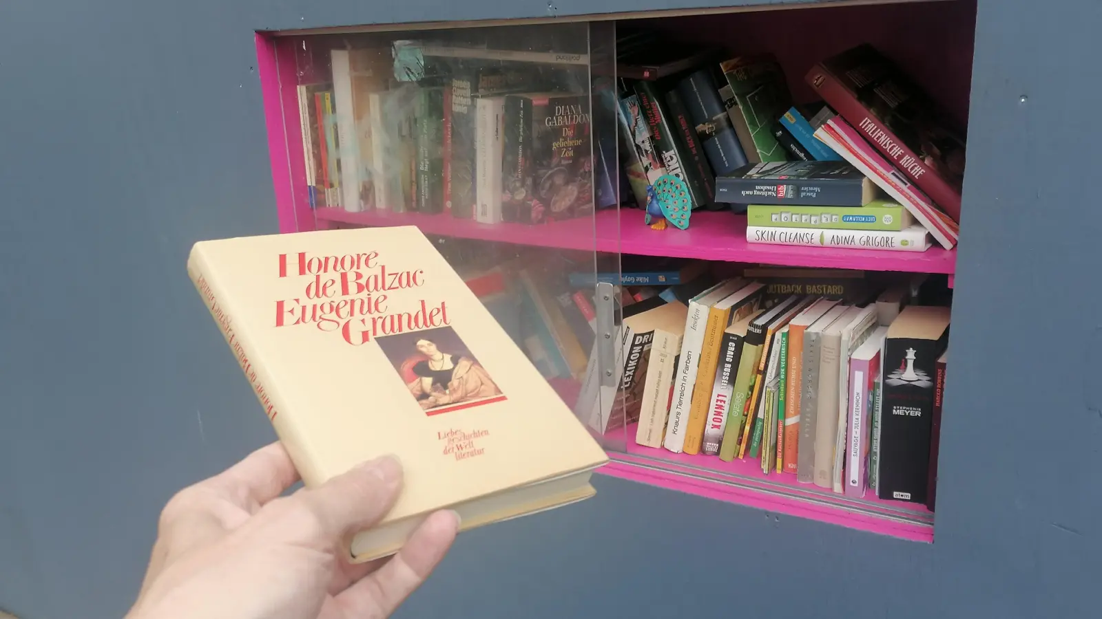 Honoré de Balzacs „Eugenie Grandet” im Bücherregal am Zenettiplatz. (Foto: job)