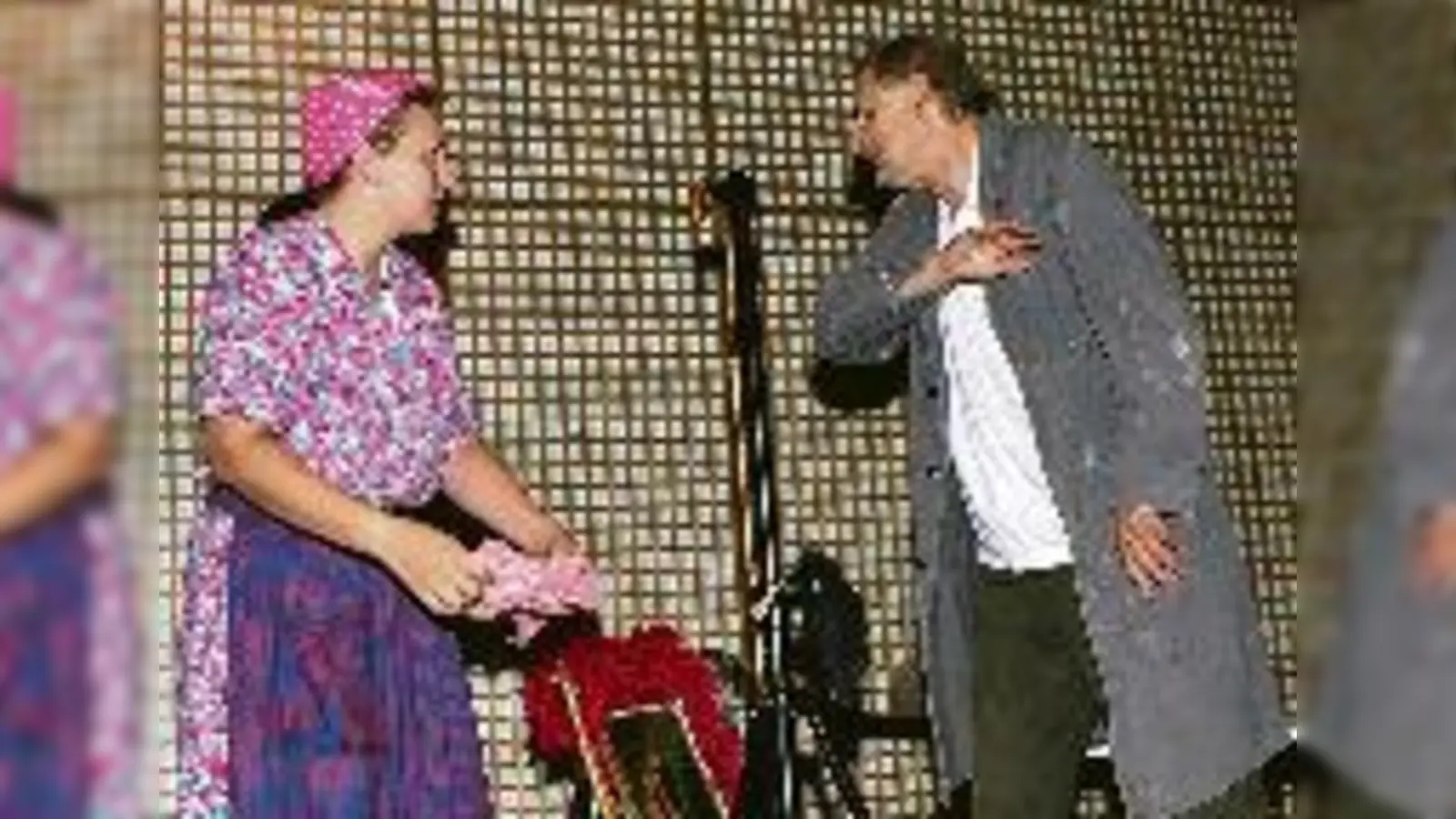 50 Jahre Theater in der Au: »Nein, nicht putzen!«, Christian Janda (re.) »kämpft« als künstlerischer Leiter energisch gegen die Putzfrau, um Kernrequisiten  vor dem Entfernen des geschichtsträchtigen Staubs zu bewahren.   (Foto: A. Prott)