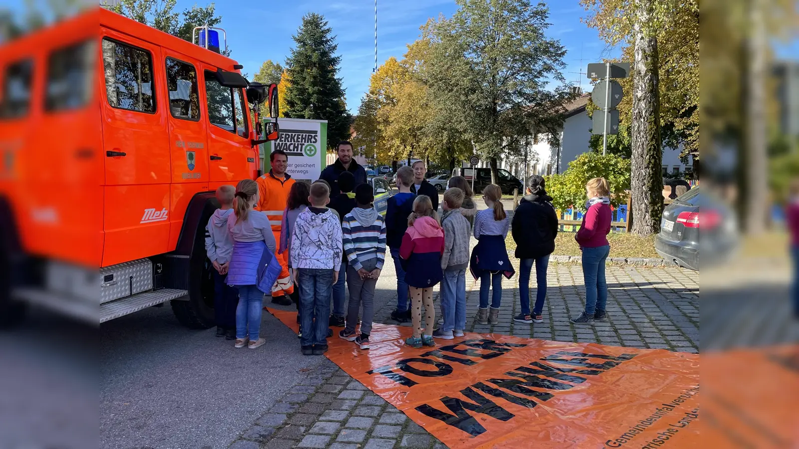 Helmut Lechner, Bernhard Schweida und Silvia Klauß (v. li.) erklären den „Toten Winkel”.  (Foto: KVW)