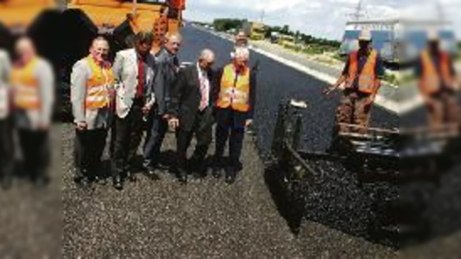 Vorsicht, heiß: Echings Bürgermeister Josef Riemensberger (l.) und das Garchinger Stadtoberhaupt Manfred Solbrig (r.) besuchen zusammen mit Innenminister Günther Beckstein (2.v.r.) die Baustelle mit dem  (Flüsterasphalt.Foto: gf)