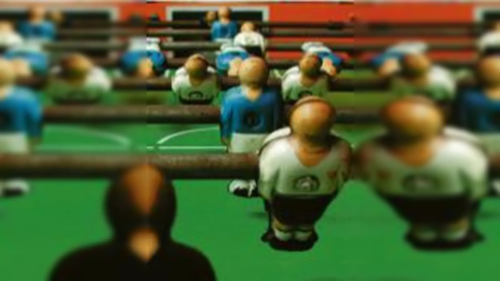 Mindestens so spannend wie auf dem Rasen: Tischfußball.	 (Foto: Goldmann PR)