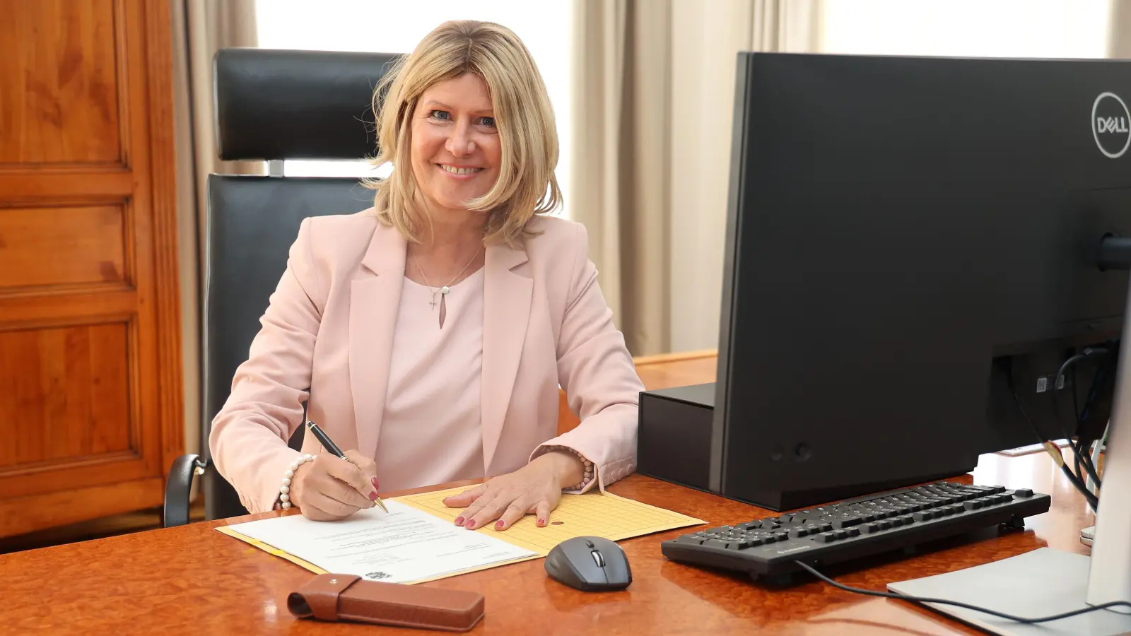 Bereits am Montag durfte Landrätin Susanne Hoyer erstmals ihre Unterschrift unter mehrere Schriftstücke setzen. (Foto:  Landratsamt Freising)